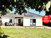 Hausansicht vom Grundstück aus - HORN IMMOBILIEN ++ Einfamilienhaus im Bungalowstil in Rossow bei Pasewalk, Energieklasse A, Bj. 2017