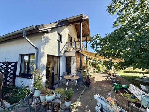 Hausansicht mit Terrasse - 