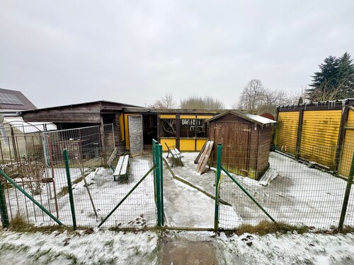 das Grundstück mit Kleintierhaltung - 