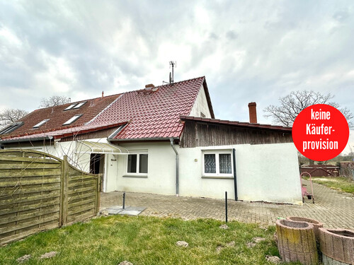 Hausansicht - HORN IMMOBILIEN ++ Doppelhaushälfte bei Neubrandenburg in Blankenhof