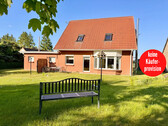 Hausansicht vom Grundstück - HORN IMMOBILIEN + RESERVIERT! + Einfamilienhaus, großes Grundstück und viele Extras bei Strasburg