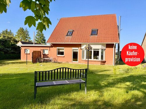 Hausansicht vom Grundstück - HORN IMMOBILIEN + RESERVIERT! + Einfamilienhaus, großes Grundstück und viele Extras bei Strasburg