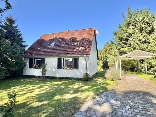 Hausansicht mit Carport - 