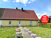 Hausansicht Straße - HORN IMMOBILIEN ++ Doppelhaushälfte in Neuensund bei Strasburg, ruhige Lage