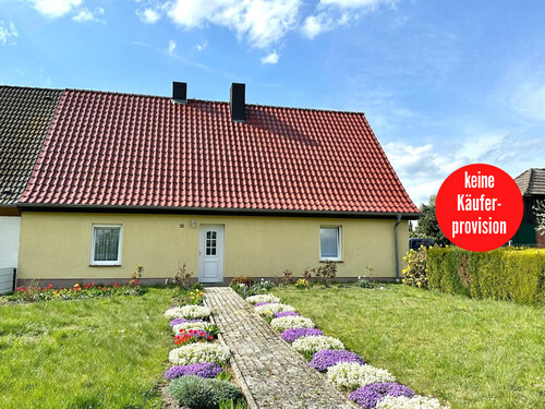 Hausansicht Straße - HORN IMMOBILIEN ++ Doppelhaushälfte in Neuensund bei Strasburg, ruhige Lage