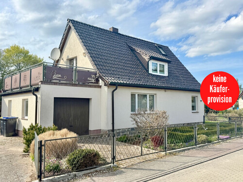 Hausansicht - HORN IMMOBILIEN ++ Haus mit Doppelgarage und Nebengebäude in Wodarg bei Altentreptow, ruhige Lage
