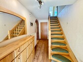 Flur und Treppe zum Dachgeschoss - 