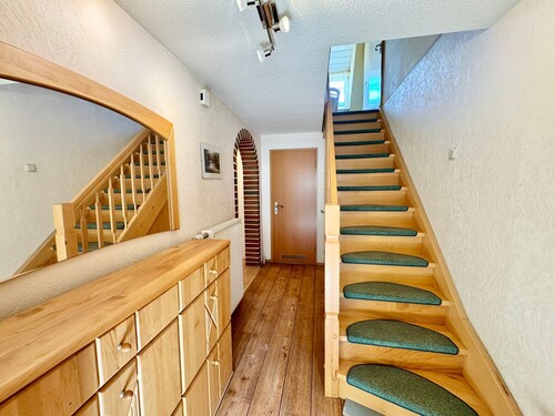 Flur und Treppe zum Dachgeschoss - 