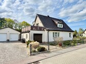 Hausansicht mit Doppelgarage - 
