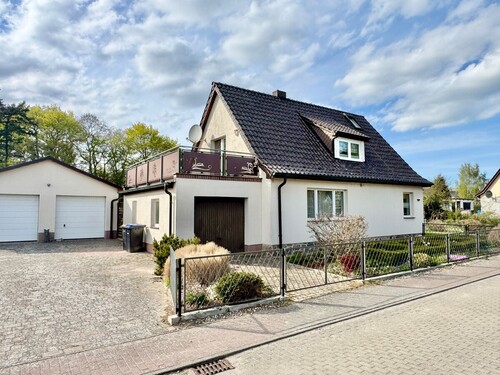 Hausansicht mit Doppelgarage - 