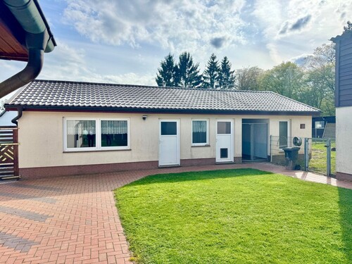 Nebengebäude Doppelgarage mit Hundezwinger - 