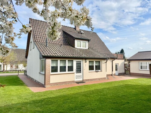 Hausansicht vom Grundstück - 