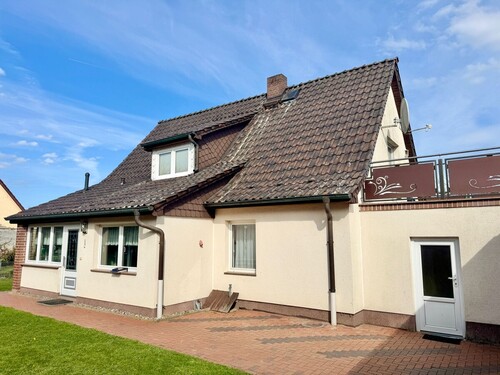 Hausansicht vom Grundstück - 