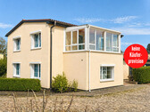 Hausansicht - HORN IMMOBILIEN ++ Einfamilienhaus mit Einliegerwohnung und Seeblick in Friedland