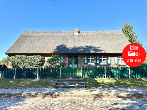 Hausansicht - HORN IMMOBILIEN ++ charmantes Reetdachhaus mit Nebengebäude und schönem Grundstück