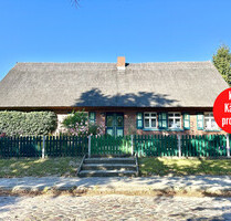 HORN IMMOBILIEN ++ charmantes Reetdachhaus mit Nebengebäude und schönem Grundstück - Spantekow / Rebelow