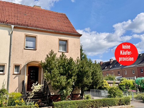 Hausansicht - HORN IMMOBILIEN ++ Neubrandenburg Vogelviertel, Haus mit Grundstück, Terrasse und 3 Garagen