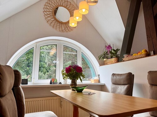 mit Halbrundfenster - 15 Zimmer Mehrfamilienhaus, Wohnhaus in Friedland