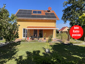 Hausansicht vom Grundstück - HORN IMMOBILIEN ++ modernes Einfamilienhaus mit Photovoltaikanlage, Garage und Terrasse in Torgelow