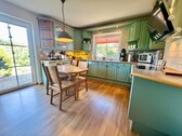 Küche mit Einbauküche und Terrassenausgang - 
