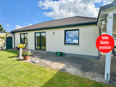 Hausansicht - HORN IMMOBILIEN ++ Einfamilienhaus im Bungalowstil in Chemnitz bei Neubrandenburg