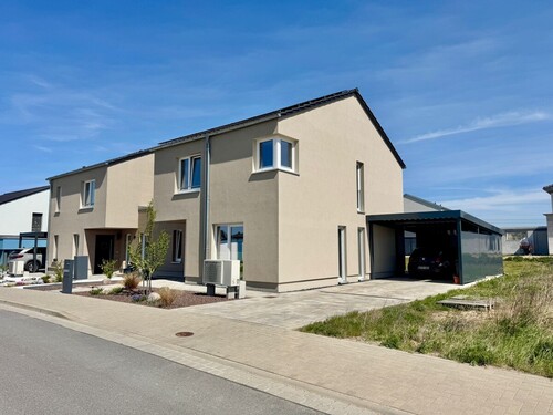 Hausansicht Straßenseite - 5 Zimmer Doppelhaushälfte in Neubrandenburg