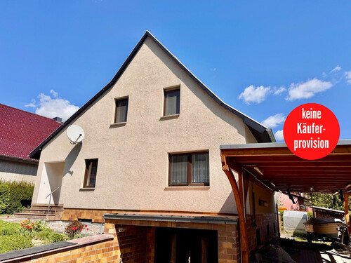 Hausansicht - HORN IMMOBILIEN ++ Neubrandenburg Einfamilienhaus voll unterkellert mit Kamin
