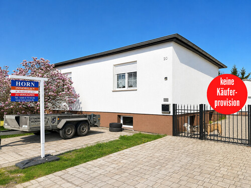 Hausansicht - HORN IMMOBILIEN ++ Einfamilienhaus mit Nebengebäude und schönem Grundstück, ruhige Lage