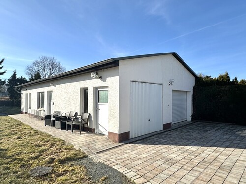 Nebengebäude mit zwei Garagen - 