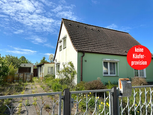Hausansicht - HORN IMMOBILIEN ++ Friedland (Meckl.) Haus mit viel Platz und großem Grundstück, sanierungsbedürftig