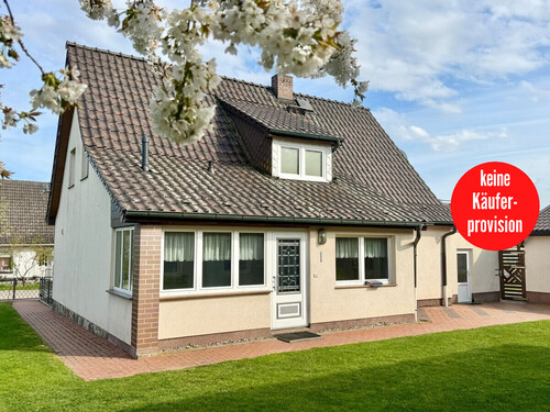 Hausansicht vom Grundstück - HORN IMMOBILIEN ++ Haus mit Doppelgarage und Nebengebäude in Wodarg bei Altentreptow, ruhige Lage