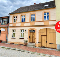 HORN IMMOBILIEN ++ Wohnhaus mit zwei Wohneinheiten und Gartengrundstück am See in Penkun