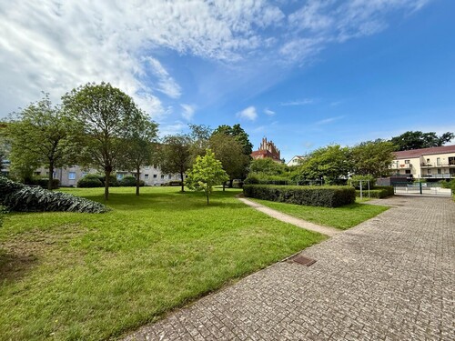 Innenhof im Frühling/Sommer - Etagenwohnung mit 60,39 m&sup2; in Neubrandenburg zum Kaufen