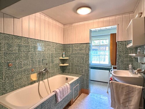 Badezimmer mit Dusche und Badewanne - 