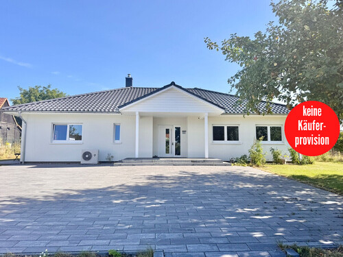 Hausansicht - HORN IMMOBILIEN ++ Winkelbungalow 5 km bis Neubrandenburg, Baujahr 2022, Doppelgarage + Carport