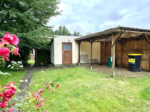 Nebengebäude mit Carport - 