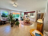 Wohnzimmer mit offener Küche - 2 Zimmer Einfamilienhaus in Strasburg