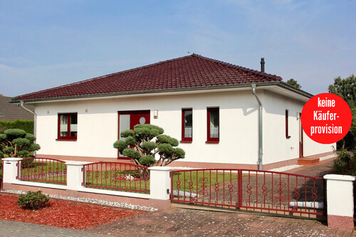 Hausansicht - HORN IMMOBILIEN ++ Woggersin nur 5 km bis Neubrandenburg, großer Winkelbungalow mit Doppelgarage und Kamin