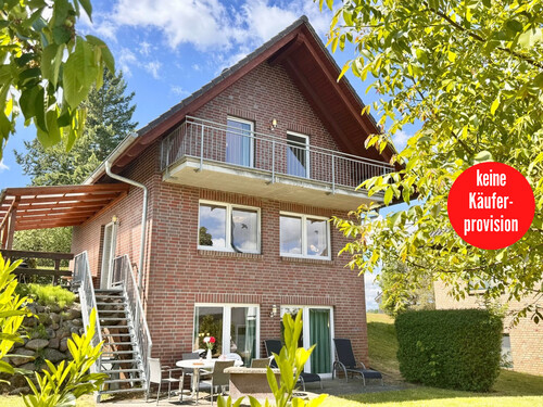 Hausansicht - HORN IMMOBILIEN großes Ferienhaus in Röbel an der Müritz, zwei Terrassen, Balkon, zwei Einbauküchen