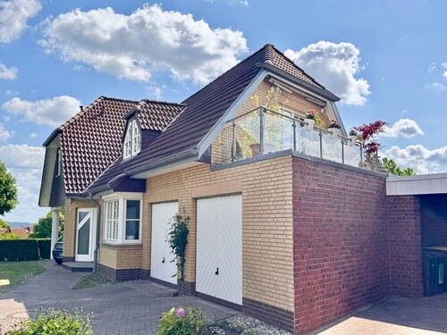 Hausansicht mit Doppelgarage - 
