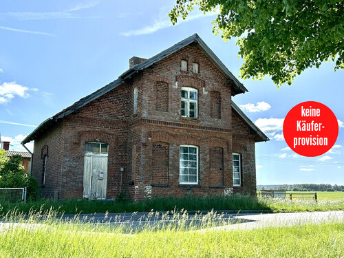 Hausansicht Straßenseite - HORN IMMOBILIEN ++ Chausseehaus in Alleinlage bei Friedland