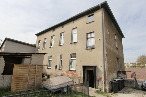 Haus hinten - 10 Zimmer Zweifamilienhaus in Altentreptow