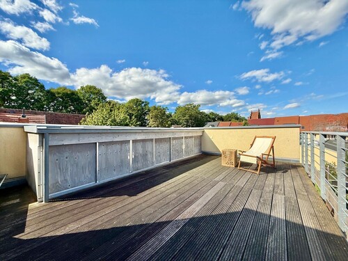 Dachterrasse mit Einbauschränken - 