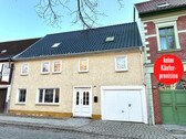 Hausansicht - HORN IMMOBILIEN ++ großes Reihenmittelhaus mit zwei Wohneinheiten im Zentrum von Friedland