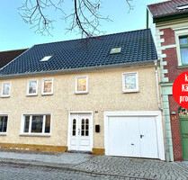 HORN IMMOBILIEN ++ großes Reihenmittelhaus mit zwei Wohneinheiten im Zentrum von Friedland