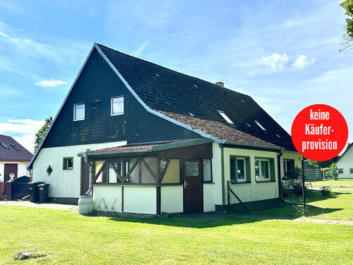 Hausansicht - HORN IMMOBILIEN ++ großzügiges Wohnhaus mit Einliegerwohnung und Nebengelass in Ducherow