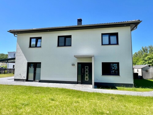 Seitenansicht - 6 Zimmer Doppelhaushälfte in Neubrandenburg