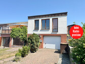 Hausansicht - HORN IMMOBILIEN ++ Haus mit Einliegerwohnung (vermietet) in Neubrandenburg Bergstraße