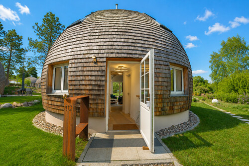 Hausansicht Sommer - 3 Zimmer Ferienhaus zum Kaufen in Alt Rehse / Wustrow