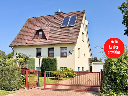 Hausansicht - HORN IMMOBILIEN ++ tolles Einfamilienhaus in Ueckermünde, ruhige Lage, sehr gepflegt, Garage, Pool